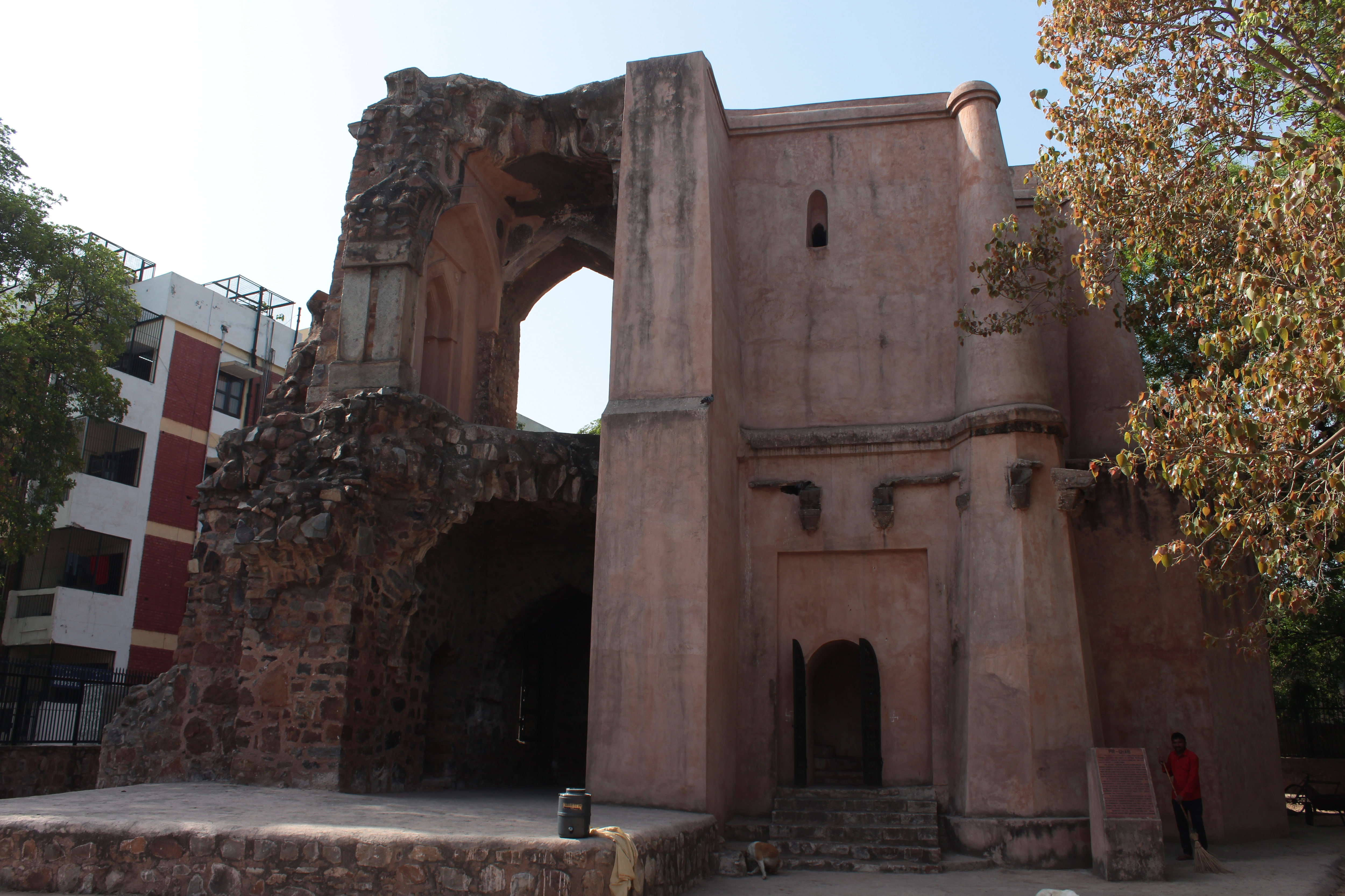 Did you know that Pir Ghaib literally means the saint who vanished? It’s the perfect place for those who enjoy uncovering history. (Photo: Shivam Saxena/HT)