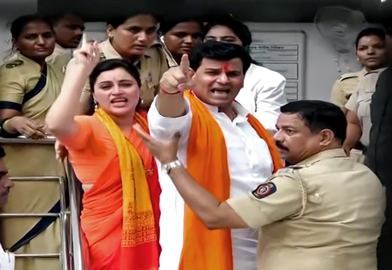 Khar Police arrest Independent MP from Amravati Navneet Rana and MLA Ravi Rana after their announcement of reciting the 'Hanuman Chalisa' outside 'Matoshree', in Mumbai on April 23, 2022 (ANI)