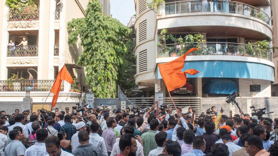 Mumbai police officers stop Shiv Sena workers from trying to break the barricades and enter independent MLA Ravi Rana and MP Navneet Rana’s house at Khar (HT Photo/Pratik Chorge) Mumbai police officers stop Shiv Sena workers from trying to break the barricades and enter independent MLA Ravi Rana and MP Navneet Rana’s house at Khar (HT Photo/Pratik Chorge)