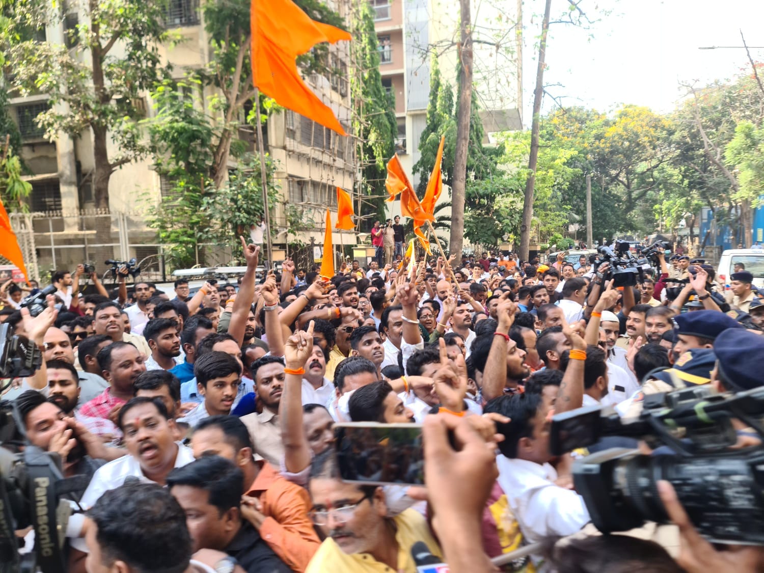 Shiv Sainiks versammelten sich vor dem Haus, wo MLA Ravi Rana und seine Frau MP Navneet Rana in Khar in Mumbai.  Fotos von Vijay Bate/HT