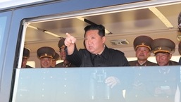 O líder norte-coreano Kim Jong Un gesticula enquanto assiste ao teste de disparo de um novo tipo de arma guiada tática, de acordo com a mídia estatal.