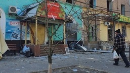 Um homem caminha ao lado de um prédio residencial danificado por um bombardeio, enquanto o ataque da Rússia à Ucrânia continua, em Rubizhne, região de Luhansk, Ucrânia. 