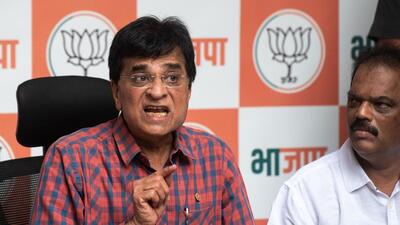 Somaiya insisted that as he entered the Khar police station, more than 60 to 70 Shiv Sena members hurled abuses at him and pelted stones at his car. (Pratik Chorge/HT Photo) Somaiya insisted that as he entered the Khar police station, more than 60 to 70 Shiv Sena members hurled abuses at him and pelted stones at his car. (Pratik Chorge/HT Photo)