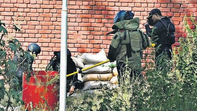 NSG personnel working on defusing the bomb outside the boundary wall of Model Jail, Sector 51, in Chandigarh on Sunday afternoon. (Keshav Singh/HT) NSG personnel working on defusing the bomb outside the boundary wall of Model Jail, Sector 51, in Chandigarh on Sunday afternoon. (Keshav Singh/HT)