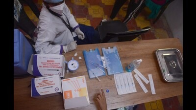 Health workers at a vaccination centre at Yerawada. (Shankar Narayan/HT PHOTO) Health workers at a vaccination centre at Yerawada. (Shankar Narayan/HT PHOTO)