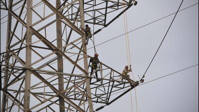Gurugram, India-March 06: Modification work of high-tension power cables underway at Delhi-Gurugram Expressway (NH-48) near Ambience Mall, in Gurugram, India, on Sunday, March 6, 2022. (Photo by Parveen Kumar/Hindustan Times) **To go with Leena Dhankar's Story**
