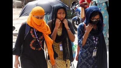 Students brave the scorching heat in Patna on Sunday. (Santosh Kumar/HT Photo) Students brave the scorching heat in Patna on Sunday. (Santosh Kumar/HT Photo)