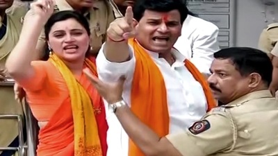 Khar Police arrest Independent MP from Amravati Navneet Rana and MLA Ravi Rana after their announcement of reciting the 'Hanuman Chalisa' outside 'Matoshree'. (ANI) Khar Police arrest Independent MP from Amravati Navneet Rana and MLA Ravi Rana after their announcement of reciting the 'Hanuman Chalisa' outside 'Matoshree'. (ANI)
