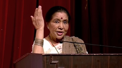 Singer Asha Bhosle during the Master Mangeshkar Awards ceremony in Mumbai on Sunday. (ANI) Singer Asha Bhosle during the Master Mangeshkar Awards ceremony in Mumbai on Sunday. (ANI)