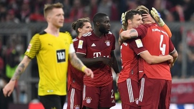 Bayern Munich players celebrate after winning the Bundesliga. (REUTERS)