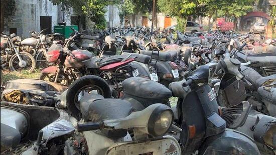 “GRP submitted numerous requests with the local administration to declare the date of the auction but the task got further delayed due to the Punjab assembly elections. In January, assistant inspector general, GRP, Punjab, requested the Ludhiana deputy commissioner to fix the date of auction of the said vehicles.” a GRP official said. (HT PHOTO)