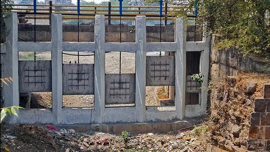The PMC has built a new retention wall with five doors at the Ambil Odha sangam point at the backside of Peshwe lake in Katraj area (Ravindra Joshi/HT PHOTO)