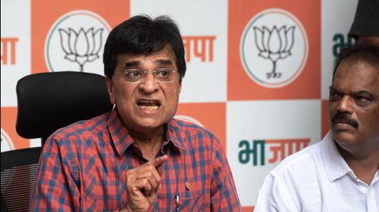 Somaiya insisted that as he entered the Khar police station, more than 60 to 70 Shiv Sena members hurled abuses at him and pelted stones at his car. (Pratik Chorge/HT Photo)