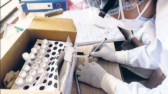 Pune city reported 15 new Covid-19 cases, which took the progressive count to 680,327, and the death toll went up to 9,713 as two more deaths were reported. (HT Photo)