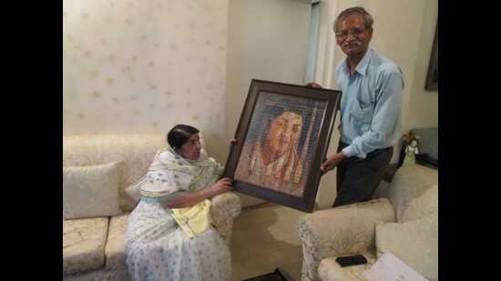 Artist Ramkripal Namdeo meets his idol Lata Mangeshkar