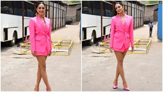 Kiara chose a blazer and mini skirt set for the promotional event. The blazer comes with notch lapel collars, long sleeves, raised shoulders, a figure-hugging silhouette accentuating Kiara's svelte frame, waist cinched together with a belt, and patch pockets on the front.(HT Photo/Varinder Chawla)