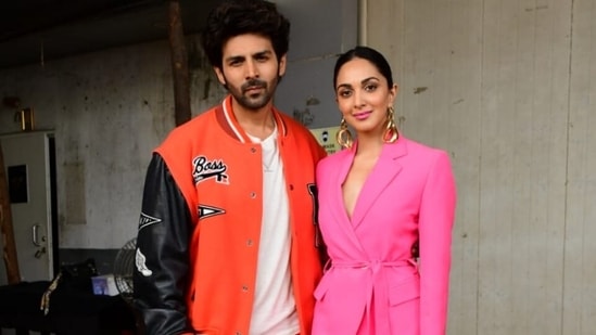 Kartik Aaryan and Kiara Advani delighted their fans after the teaser for their upcoming film Bhool Bhulaiyaa 2 dropped online. Kartik is bringing back Akshay Kumar's role from the original and will play the role of Rooh Baba in the movie. It also stars Kiara Advani, Tabu and Rajpal Yadav.(HT Photo/Varinder Chawla)