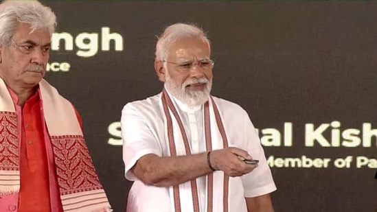 PM Modi launches projects worth <span class='webrupee'>₹</span>20,000 crore in Jammu and Kashmir.&nbsp;