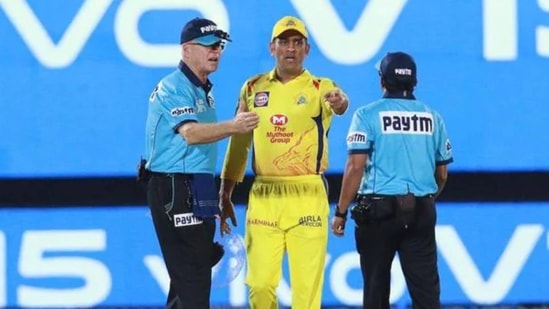 MS Dhoni walks on the field to confront umpires(BCCI)