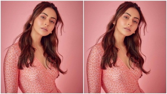 Assisted by makeup artist Salim Sayyed, Rakul Preet decked up in pink eyeshadow, mascara-laden eyelashes, drawn eyebrows, contoured cheeks and a shade of soft pink lipstick.(Instagram/@rakulpreet)