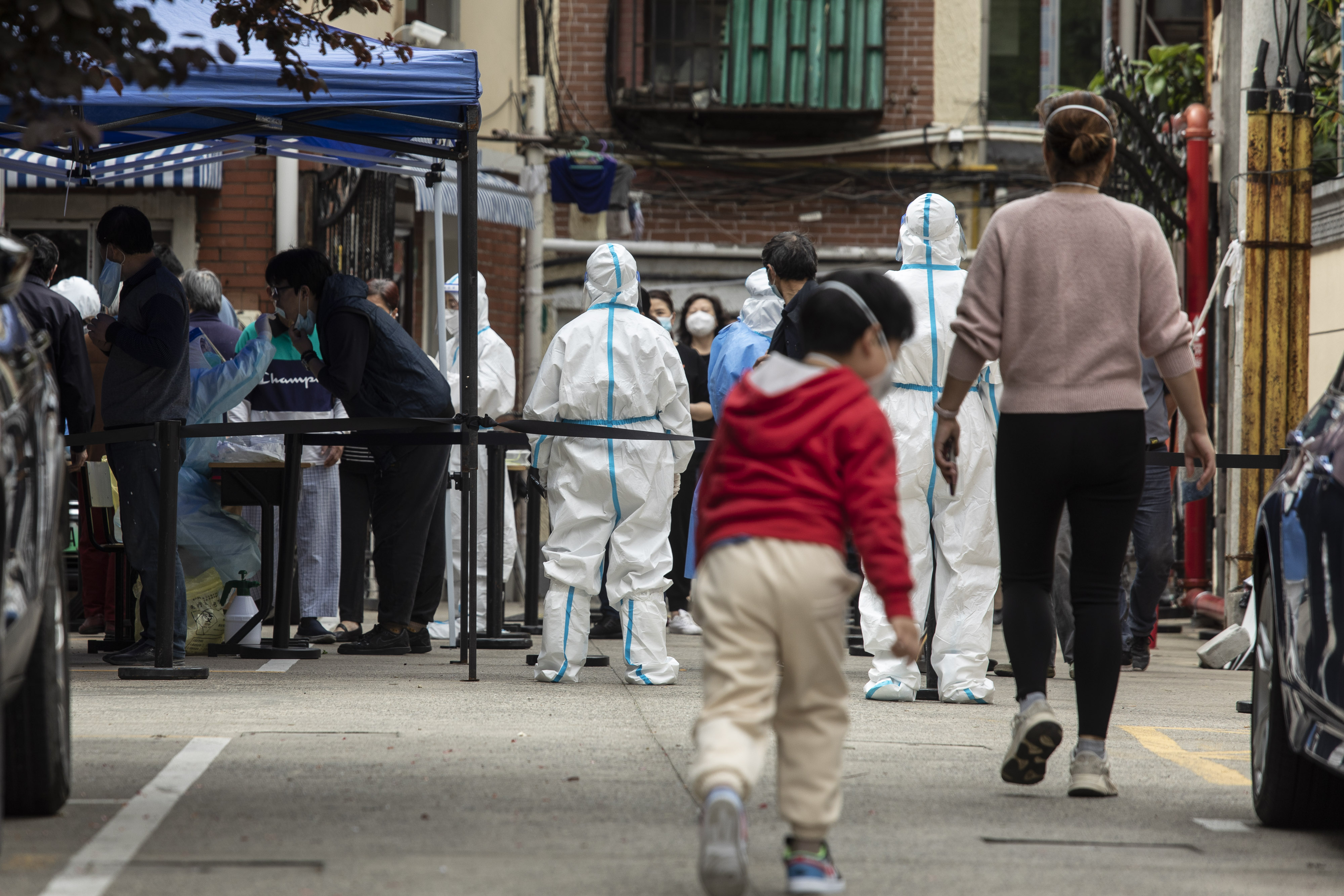 Residents take part in a round of Covid-19 testing during a lockdown in Shanghai, China, on April 24, 2022. (Bloomberg) Residents take part in a round of Covid-19 testing during a lockdown in Shanghai, China, on April 24, 2022. (Bloomberg)