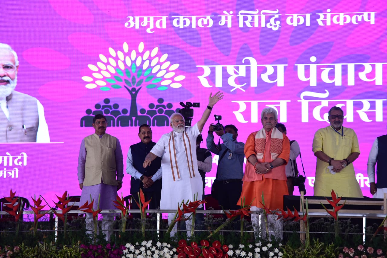 Prime Minister Narendra Modi inaugurates 500 KV solar power plant in Jammu and Kashmir's Palli.&nbsp; (Waseem Andrabi/HT Photo)