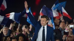 Emmanuel Macron, presidente da França, acena para apoiadores após o segundo turno das eleições presidenciais francesas em Paris, França, no domingo.