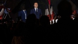 O presidente francês Emmanuel Macron comemora com apoiadores em frente à Torre Eiffel Paris, França, domingo, 24 de abril de 2022. 