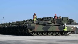 Técnicos trabalham em tanques dos EUA na base de treinamento militar do Exército dos Estados Unidos em Grafenwoehr, sul da Alemanha.