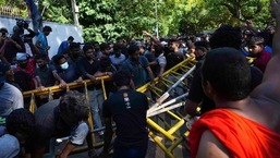 Estudantes do Sri Lanka protestam do lado de fora da residência do primeiro-ministro Mahinda Rajapaksa em Colombo no domingo.