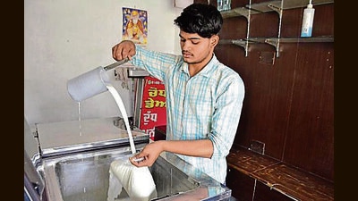As per the announcement by dairy owners, bulk buyers such as sweet meat shops will have to shell out ₹7 extra for a litre of milk from May 1 . (Harvinder Singh/HT) As per the announcement by dairy owners, bulk buyers such as sweet meat shops will have to shell out ₹7 extra for a litre of milk from May 1 . (Harvinder Singh/HT)