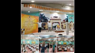 People participating in the International Yoga Day-2022 countdown programme in Varanasi on Monday. (HT PHOTO) People participating in the International Yoga Day-2022 countdown programme in Varanasi on Monday. (HT PHOTO)