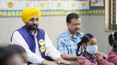 Punjab CM Bhagwant Mann along with Delhi CM Arvind Kejriwal attend a 'Mindfulness Class' in a Delhi govt school in Chirag Enclaveon Monday. (HT) Punjab CM Bhagwant Mann along with Delhi CM Arvind Kejriwal attend a 'Mindfulness Class' in a Delhi govt school in Chirag Enclaveon Monday. (HT)