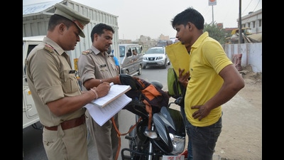 Of the total riders fined for driving helmetless, 621 belonged to Zomato, followed by 510 of Swiggy (HT PHOTO) Of the total riders fined for driving helmetless, 621 belonged to Zomato, followed by 510 of Swiggy (HT PHOTO)