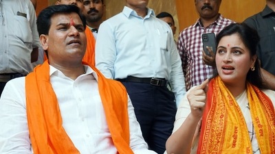 Independent Lok Sabha MP from Amravati Navneet Kaur Rana and her husband and Independent MLA. (ANI Photo) (Deepak Salvi)