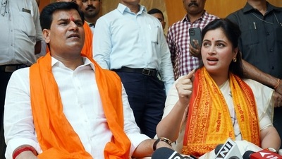 Independent Lok Sabha MP from Amravati Navneet Kaur Rana and her husband and Independent MLA. (ANI) Independent Lok Sabha MP from Amravati Navneet Kaur Rana and her husband and Independent MLA. (ANI)