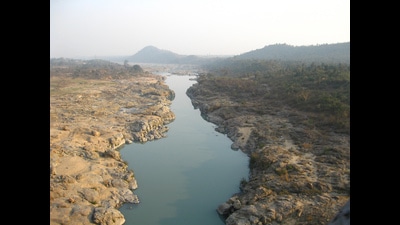 The Damodar river flowing through the Chhotanagpur Plateau (Wikimedia Commons) The Damodar river flowing through the Chhotanagpur Plateau (Wikimedia Commons)