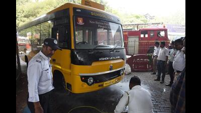 Thane traffic police douse fire using a water pipe after the New Horizon Public School, Airoli, Navi Mumbai, caught a minor fire at Teen Hath Naka in Thane on Monday. (PRAFUL GANGURDE/HT PHOTO)