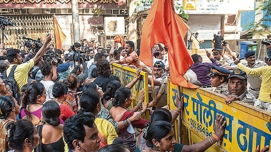 Police officials stop Shiv Sena workers as they break the barricades and try to enter the residential complex of independent MLA Ravi Rana and MP Navneet Rana at Khar on Saturday. &nbsp;(Pratik Chorge/HT PHOTO)