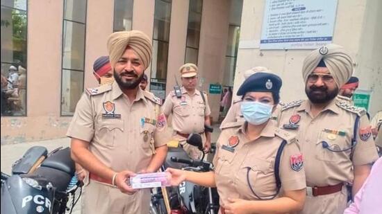 DCP , Traffic, Saumya Mishra, distributing first aid kids to the traffic personnel in Ludhiana. (HT PHOTO)
