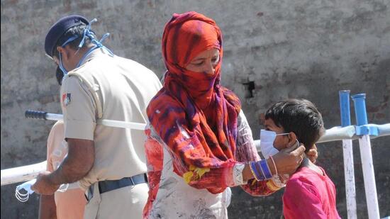 Non-payment of fine for not wearing mask in Chandigarh will invite legal proceedings under Section 188 (disobedience to order duly promulgated by public servant) of the Indian Penal Code. (HT File Photo)