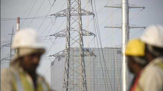 Gurugram, India-March 06: Modification work of high-tension power cables underway at Delhi-Gurugram Expressway (NH-48) near Ambience Mall, in Gurugram, India, on Sunday, March 6, 2022. (Photo by Parveen Kumar/Hindustan Times) **To go with Leena Dhankar's Story** Gurugram, India-March 06: Modification work of high-tension power cables underway at Delhi-Gurugram Expressway (NH-48) near Ambience Mall, in Gurugram, India, on Sunday, March 6, 2022. (Photo by Parveen Kumar/Hindustan Times) **To go with Leena Dhankar's Story**
