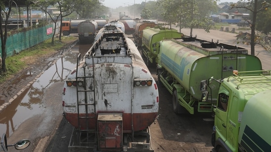 Trucks to transport crude palm oil (CPO) queue outside an Apical Group Ltd. factory at Marunda in Jakarta, Indonesia, on April 25, 2022. (Bloomberg) Trucks to transport crude palm oil (CPO) queue outside an Apical Group Ltd. factory at Marunda in Jakarta, Indonesia, on April 25, 2022. (Bloomberg)