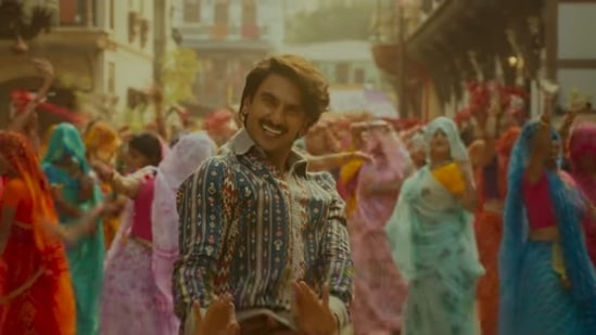 Ranveer Singh dancing in the song Firecracker from his upcoming film Jayeshbhai Jordaar.