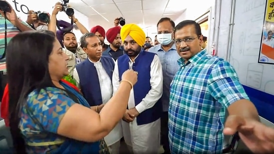 Delhi Chief Minister Arvind Kejriwal, Punjab Chief Minister Bhagwant Mann and Delhi Health Minister Satyendar Jain during their visit to a 'mohalla clinic', in New Delhi.(PTI)