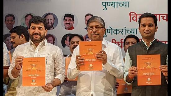 (From left) Former mayor Murlidhar Mohol; BJP state unit president Chandrakant Patil and city unit president Jagdish Mulik during the event at Modern College. (Shankar Narayan/HT PHOTO)