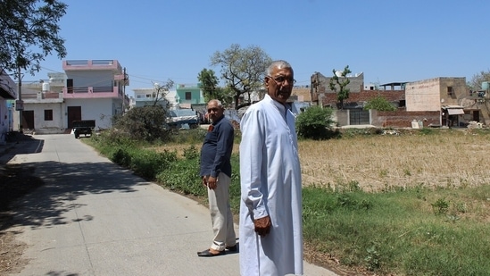 Dharampal Singh( in white kurta) in Bakkargarh village in Delhi(HT)