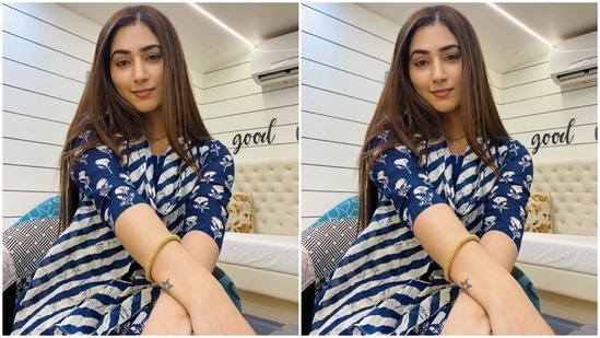 In the end, Disha completed the simple traditional look with centre-parted open tresses, gold bangles, single-thread mangalsutra, kohl-clad eyes, glowing skin, blushed cheeks, mauve lip shade, and on-fleek eyebrows.(Instagram/@dishaparmar)