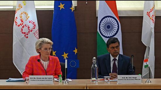 European Commission President Ursula von der Leyen (L) and RK Singh, President of the International Solar Alliance (ISA) Assembly and minister of power and new and renewable energy, Gurgaon, April 24, 2022 (AFP)