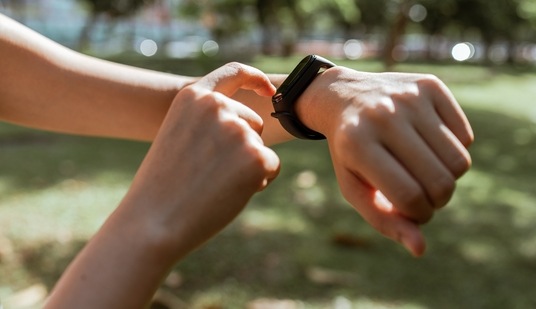 A fitness band helps you keep up to speed with your daily progress. (Pexels)